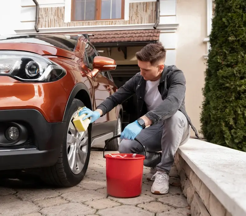 Lavage auto à domicile Molèdes : professionnel intervenant sur un véhicule